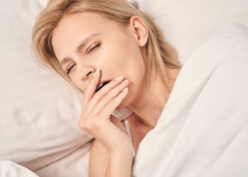 Mujer con apnea del sueño