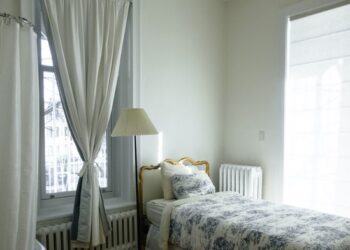 Beneficios de los cambios en el interior de casas y oficinas con cortinas o persianas