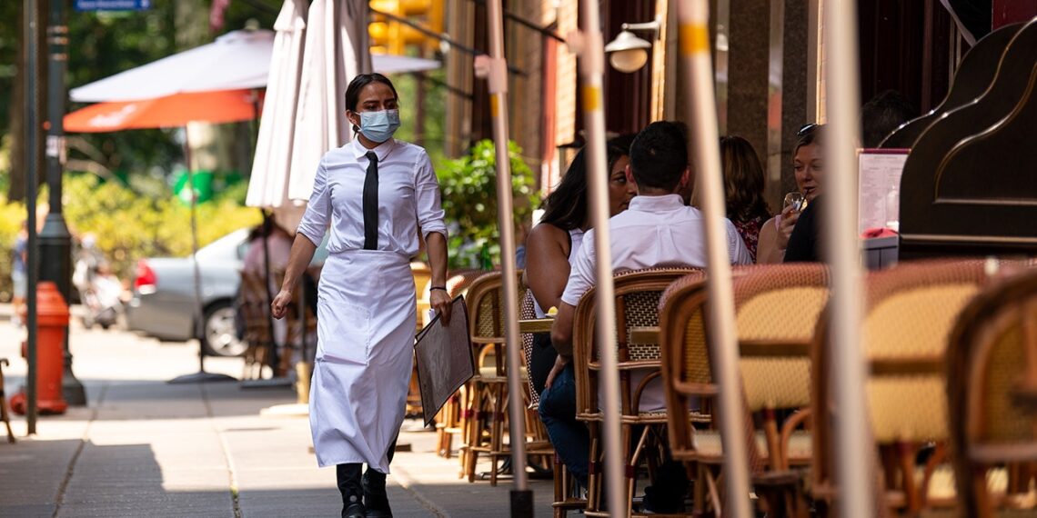 El IRS de Biden criticó el plan para sumergirse en los frascos de propinas: 'Ya está luchando por sobrevivir'