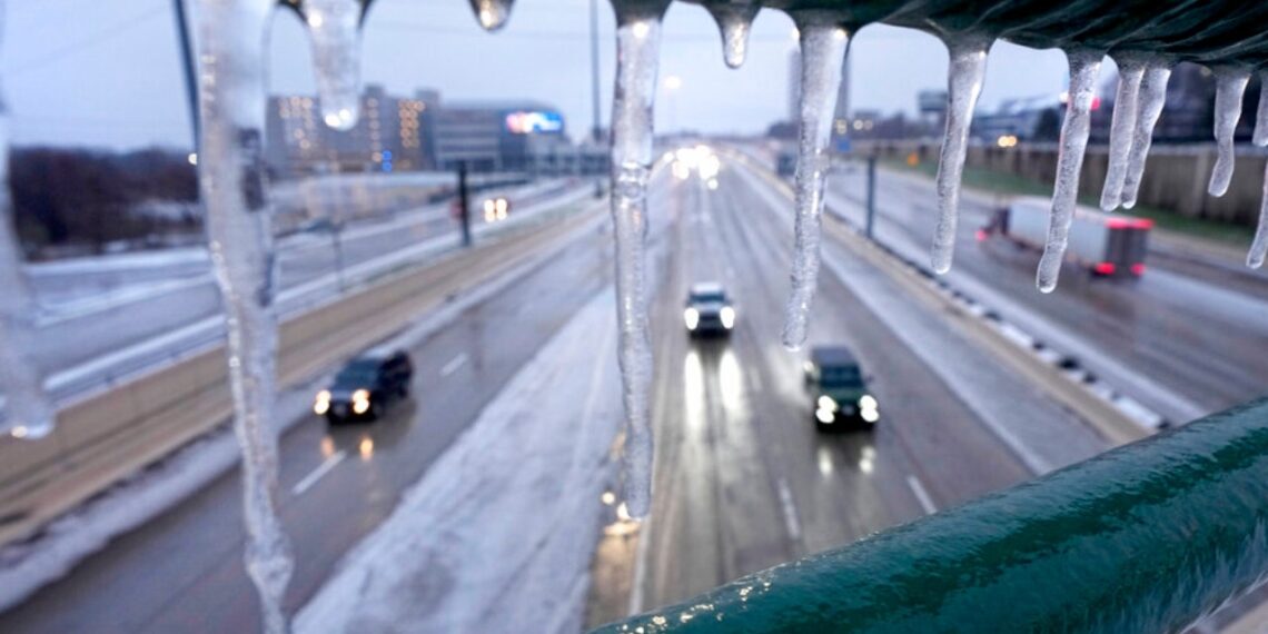 Más de 400K sin luz en Texas por tormenta de hielo
