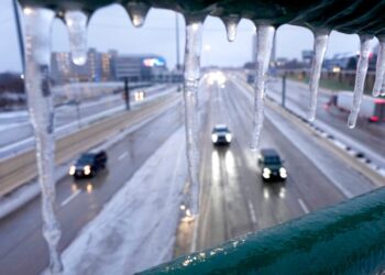 Más de 400K sin luz en Texas por tormenta de hielo