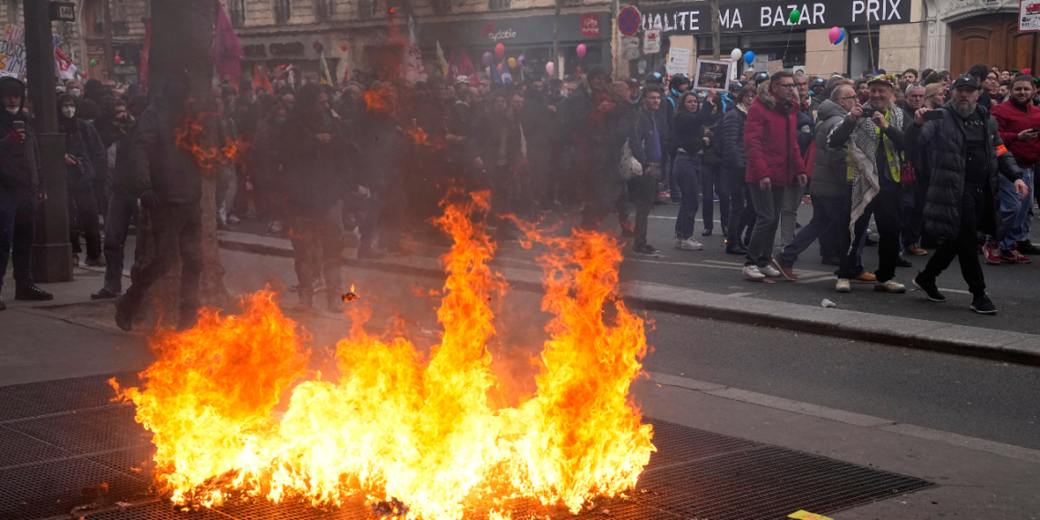 Manifestantes toman las calles en Francia por el plan de pensiones de Macron