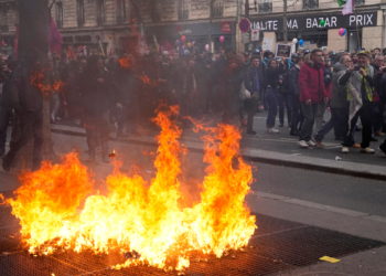 Manifestantes toman las calles en Francia por el plan de pensiones de Macron