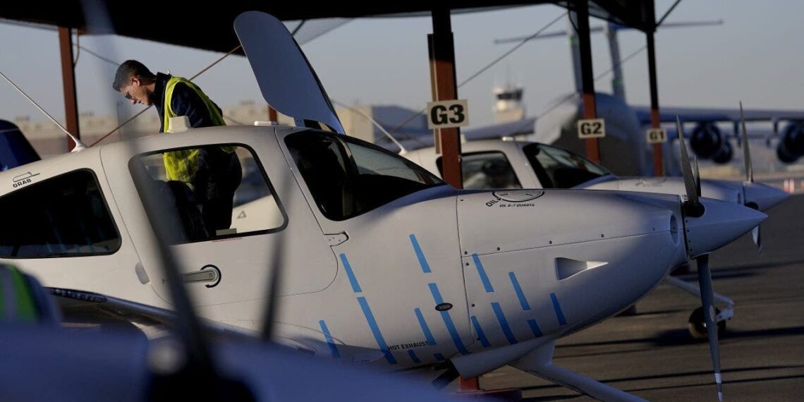 La falta de pilotos pone a prueba las operaciones de las aerolíneas