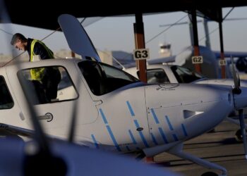 La falta de pilotos pone a prueba las operaciones de las aerolíneas