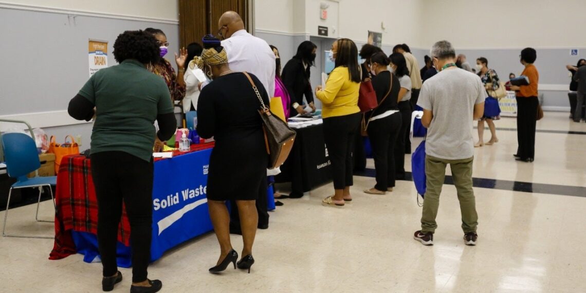 Las solicitudes de desempleo caen inesperadamente a un mínimo de 9 meses