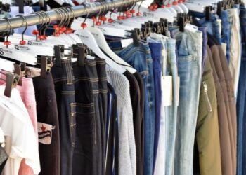 Guía para construir tu negocio con ropa usada al por mayor