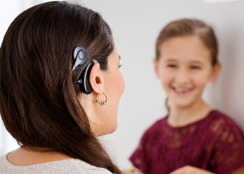 Cómo los Implantes Cocleares con Conexión Bluetooth están Transformando la Vida de las Personas con Pérdida Auditiva