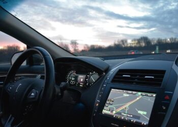 Coche con mapa en la pantalla