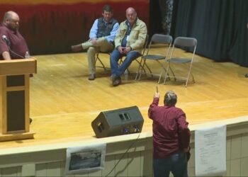 Residentes enojados de Ohio se enfrentan a Norfolk Southern en el ayuntamiento de descarrilamiento de tren: 'Por favor, saquen a nuestra gente'