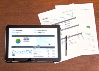 Tablet y documentos con gráficas