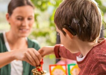 ¿Cómo los implantes cocleares están transformando la vida de los niños pequeños?
