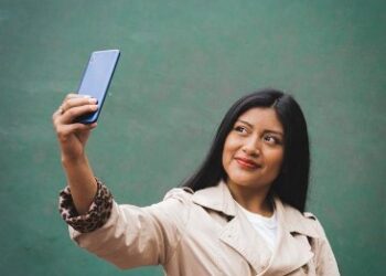 Chica haciéndose una selfie