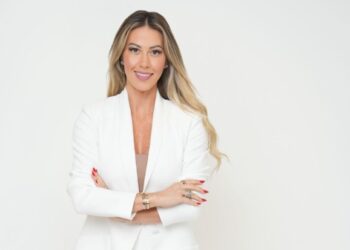 La Abogada Julia apoya a los inmigrantes al crear conciencia sobre diversos temas de inmigración a través de varias plataformas de redes sociales.