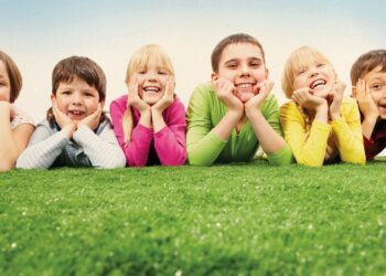 Césped artificial para parques infantiles: por qué a los padres les encanta el césped sintético para las áreas de juego de los niños