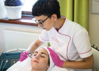 Tratamientos estéticos, productos cosméticos y el cuidado dental, esenciales para la buena imagen