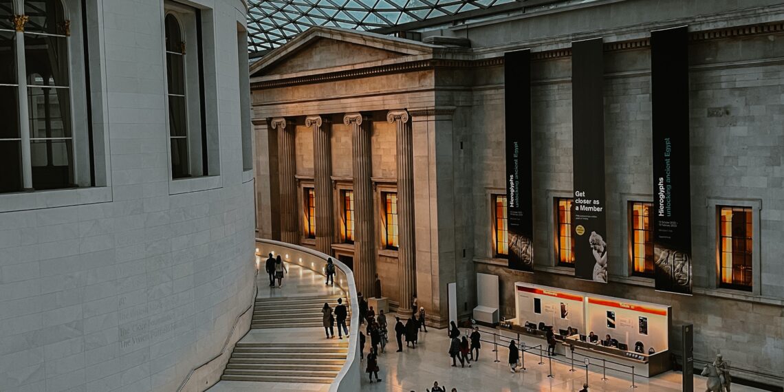 La transformación digital de los museos: ¿Cómo la tecnología cambia la forma de apreciar el arte?