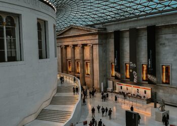 La transformación digital de los museos: ¿Cómo la tecnología cambia la forma de apreciar el arte?