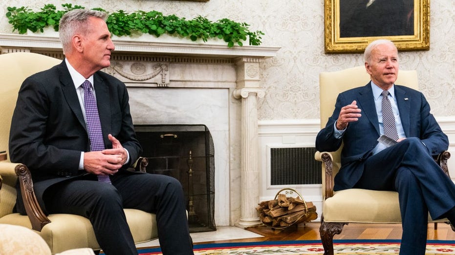 El presidente Biden y el presidente Kevin McCarthy se reúnen en la Oficina Oval