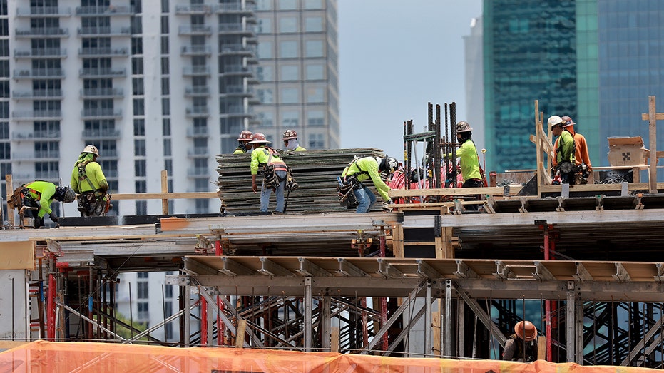 Trabajadores de la construcción en un sitio de construcción en Miami