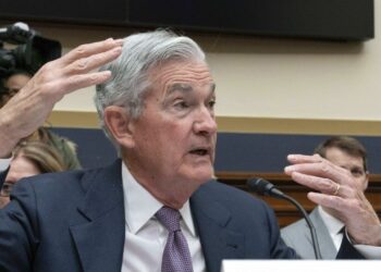 Las acciones caen cuando Powell de la Fed confirma más aumentos de tasas este año