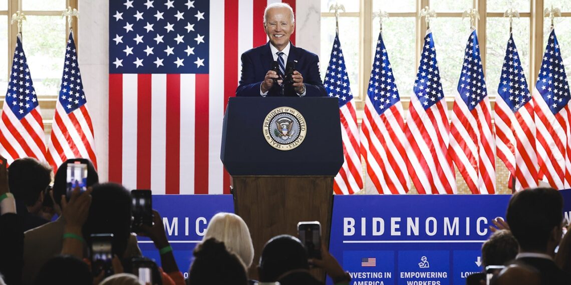 Economista de Harvard explica 'Bidenomics' después de que el presidente elogie la economía en su discurso: 'La gente no es feliz'