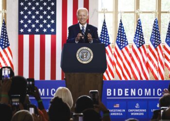 Economista de Harvard explica 'Bidenomics' después de que el presidente elogie la economía en su discurso: 'La gente no es feliz'