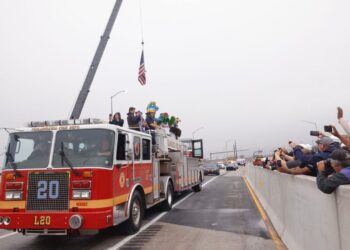 Los primeros vehículos cruzan el puente I-95 de Filadelfia desde el mortal incendio de un camión cisterna hace menos de 2 semanas