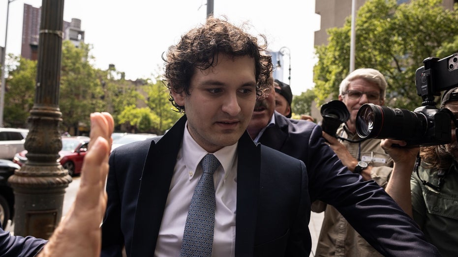 Sam Bankman-Fried llega a la corte rodeado de prensa