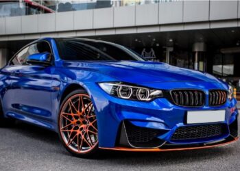 BMW azul y naranja