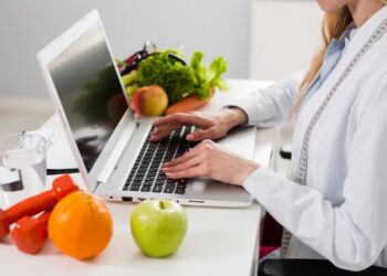 Nutricionista trabajando con portatil
