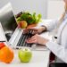 Nutricionista trabajando con portatil