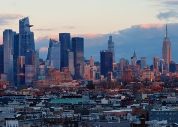 Nueva York y California perdieron cada una 1 billón de dólares en activos cuando las empresas financieras huyeron hacia el sur.