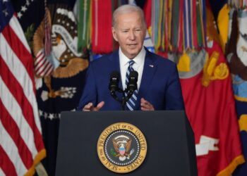 Biden dice que China es una "bomba de relojería" debido a problemas económicos