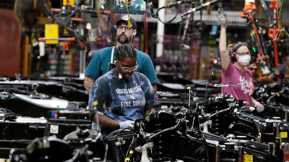 Trabajadores de la planta automotriz Ford en Dearborn, Michigan, en 2022