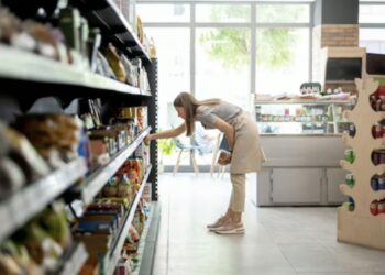 Chica en tienda de alimentación