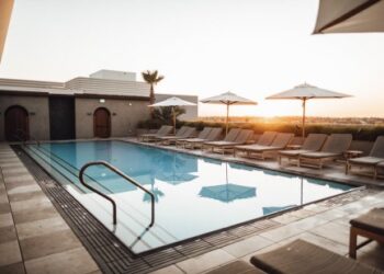 Tendencias para renovar los azulejos de tu piscina