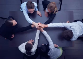 Potenciando la sinergia de equipo: 5 dinámicas grupales imprescindibles