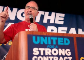 El presidente de la UAW advierte huelga la próxima semana para cualquier fabricante de automóviles de Detroit sin acuerdo antes de la fecha límite