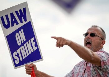 La UAW y los fabricantes de automóviles volverán a la mesa mientras las huelgas crean escasez de repuestos