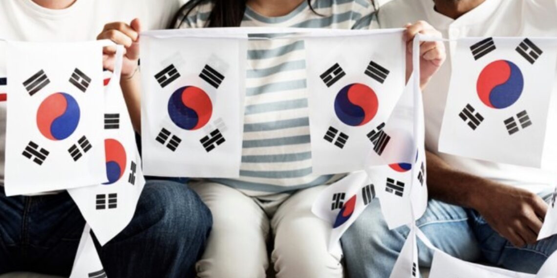 Gente con banderas coreanas