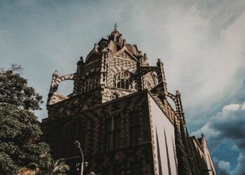 Guía Útil: Cuánto Dinero Necesito para Viajar a Francia desde Colombia – Costos y Tips