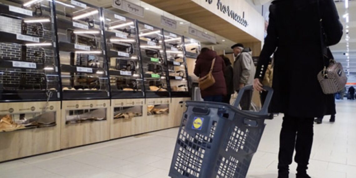 Cesta con ruedas de supermercado