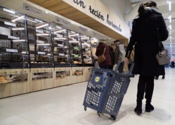Cesta con ruedas de supermercado