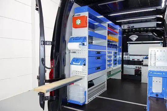 La importancia de invertir en equipamiento profesional para furgonetas de trabajo