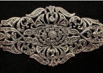 El broche de mantilla que no se ve pero lo sujeta todo