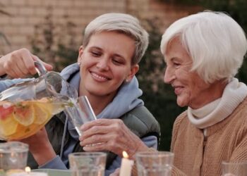 La diferencia real entre cuidadores por horas y cuidadoras a domicilio