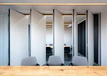 Mamparas separadoras en tu negocio: gana espacio y confort