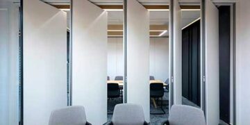 Mamparas separadoras en tu negocio: gana espacio y confort