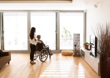 ¿Cómo preparar a un adulto mayor para la transición a una residencia sin traumas?